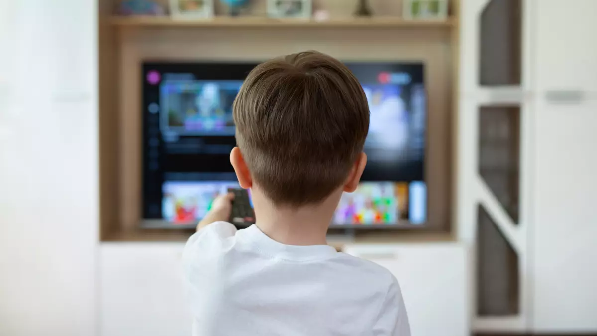 Un enfant en bas-âge devant une télévision