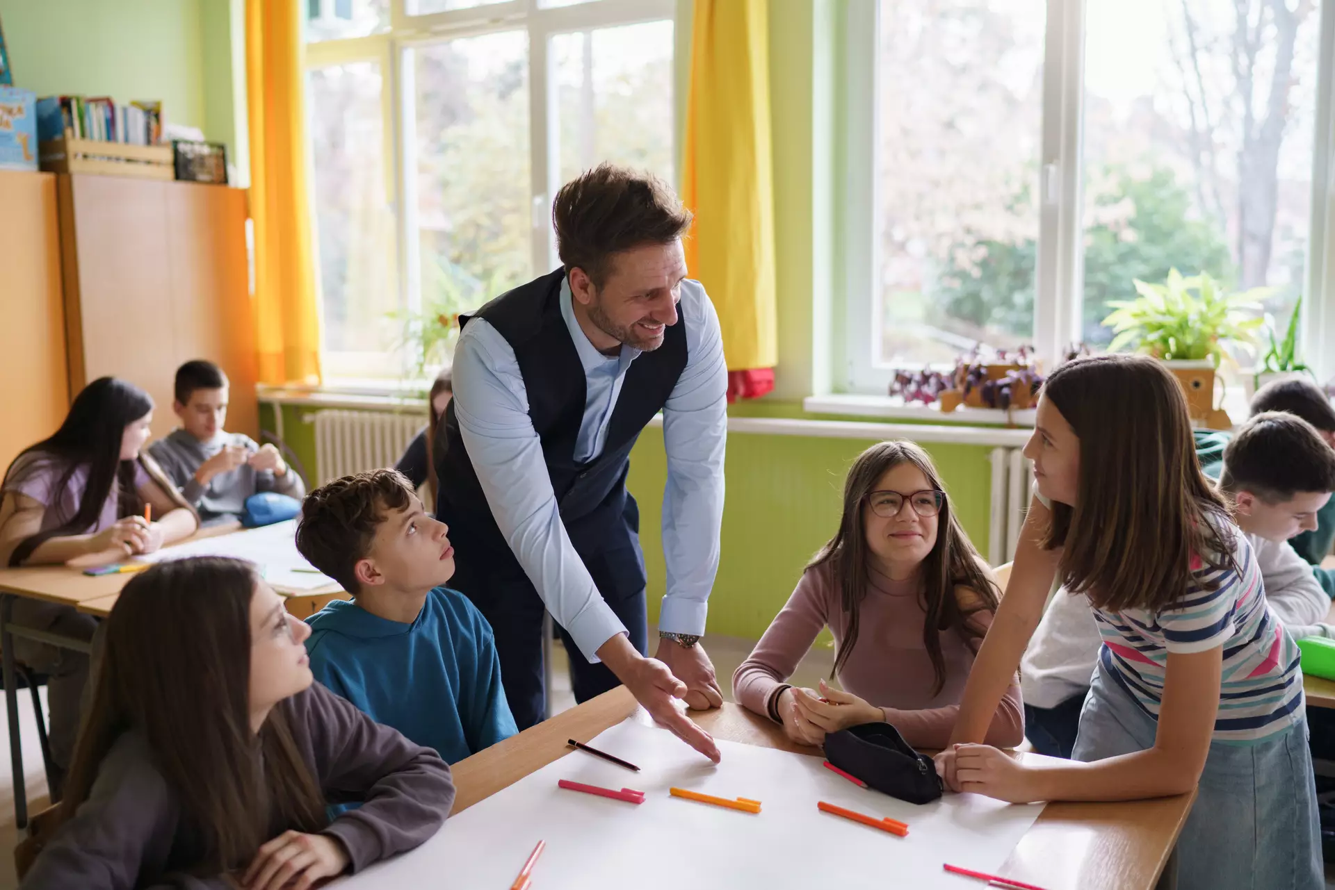 Un professeur et un élève dans un atelier.