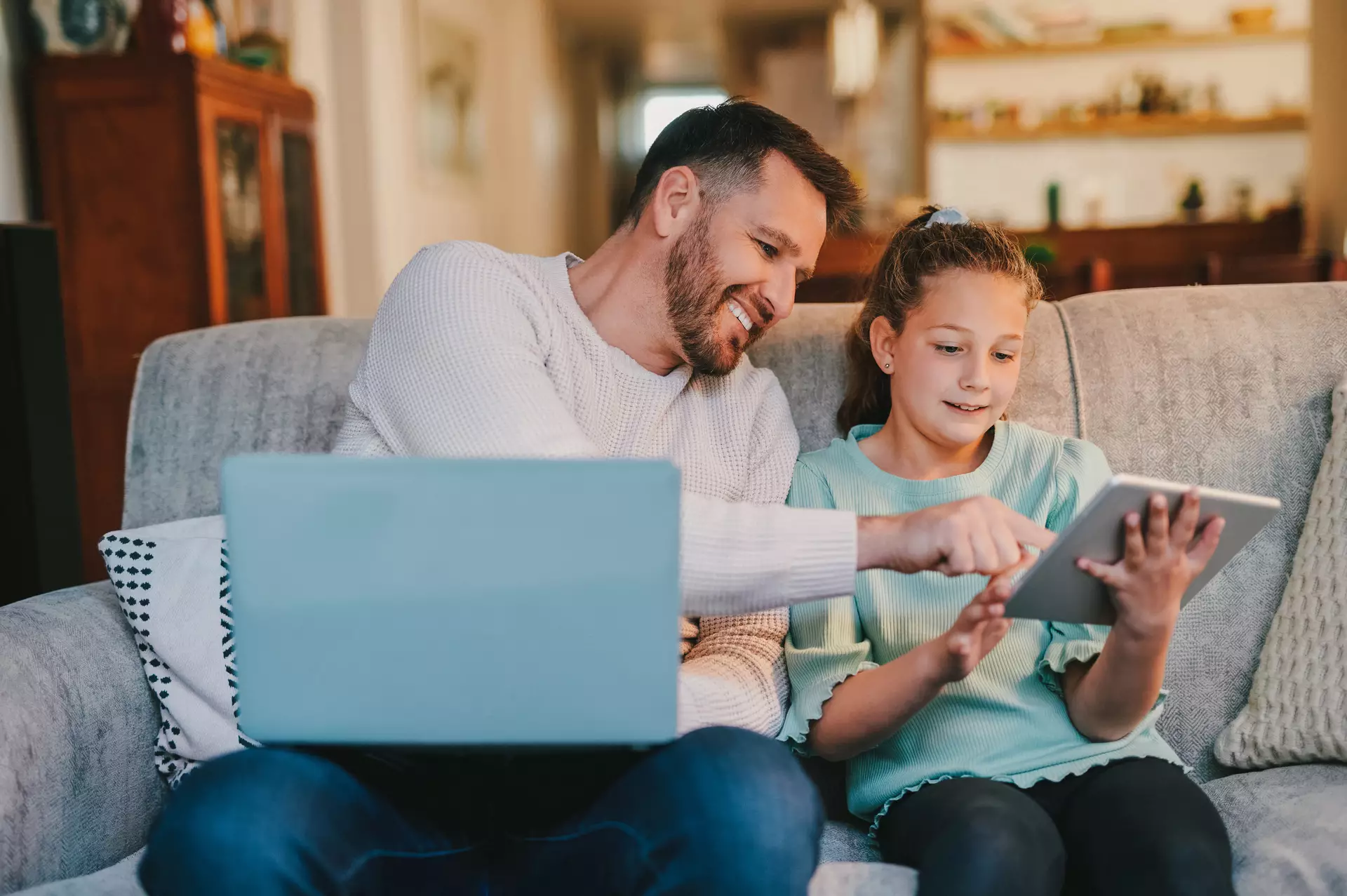 Un parent parle avec sa fille.