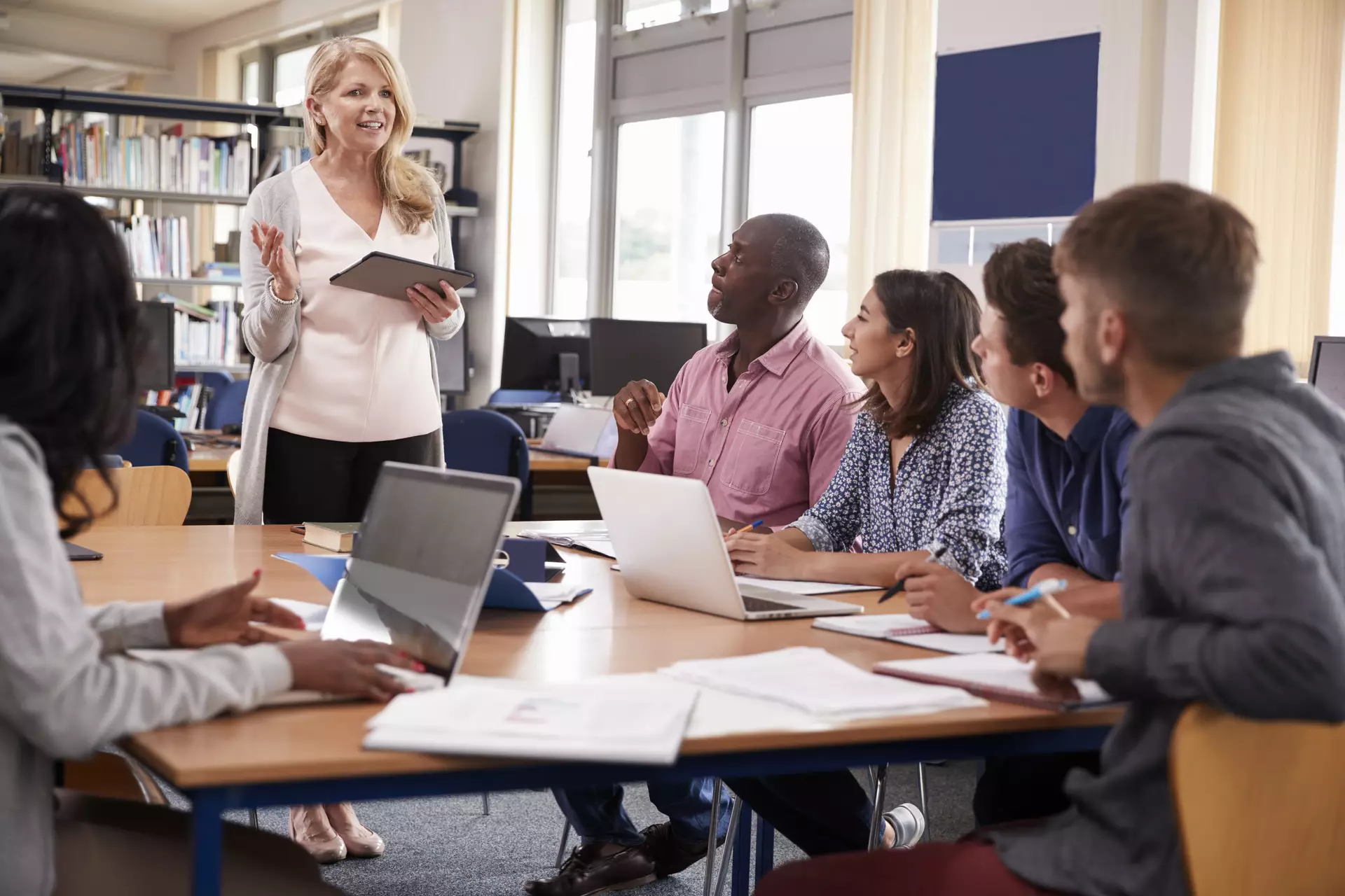 Un professionnel parle avec d’autres.
