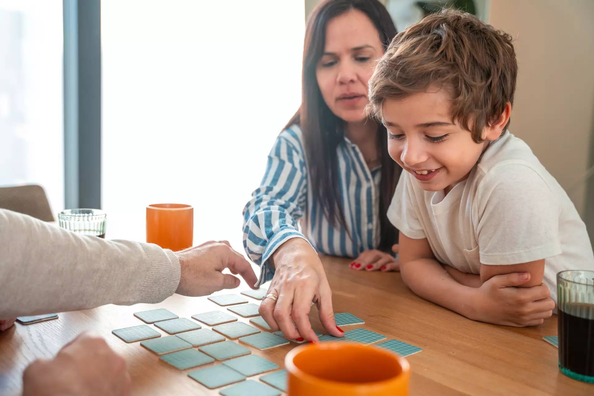 Des parents jouent avec leurs enfants.