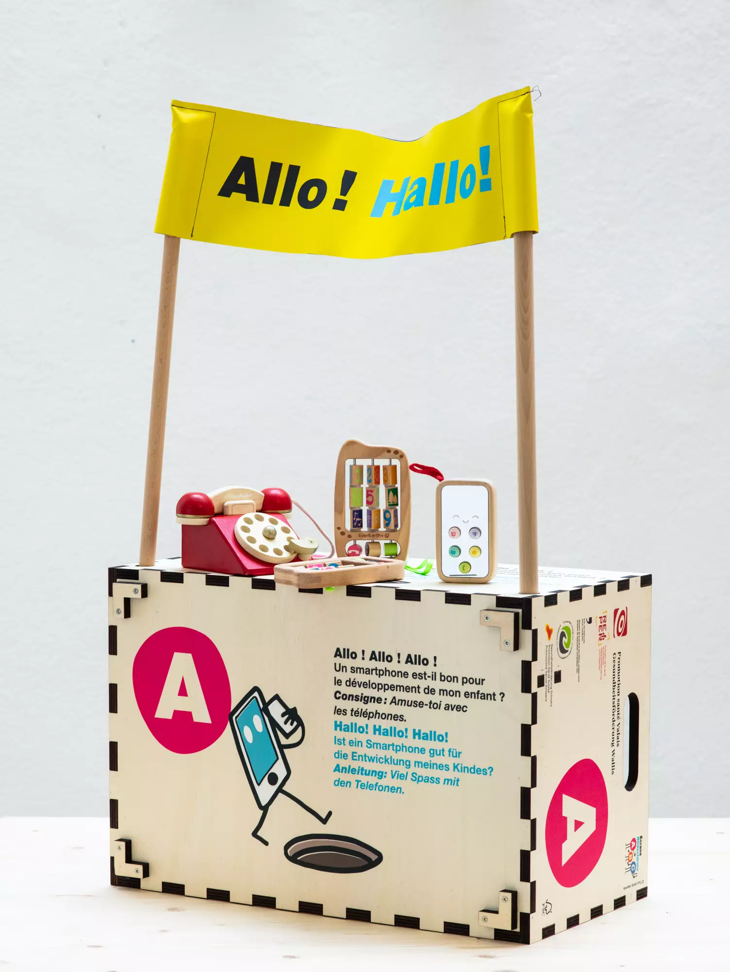 Caisse en bois avec des téléphones jouets dessus