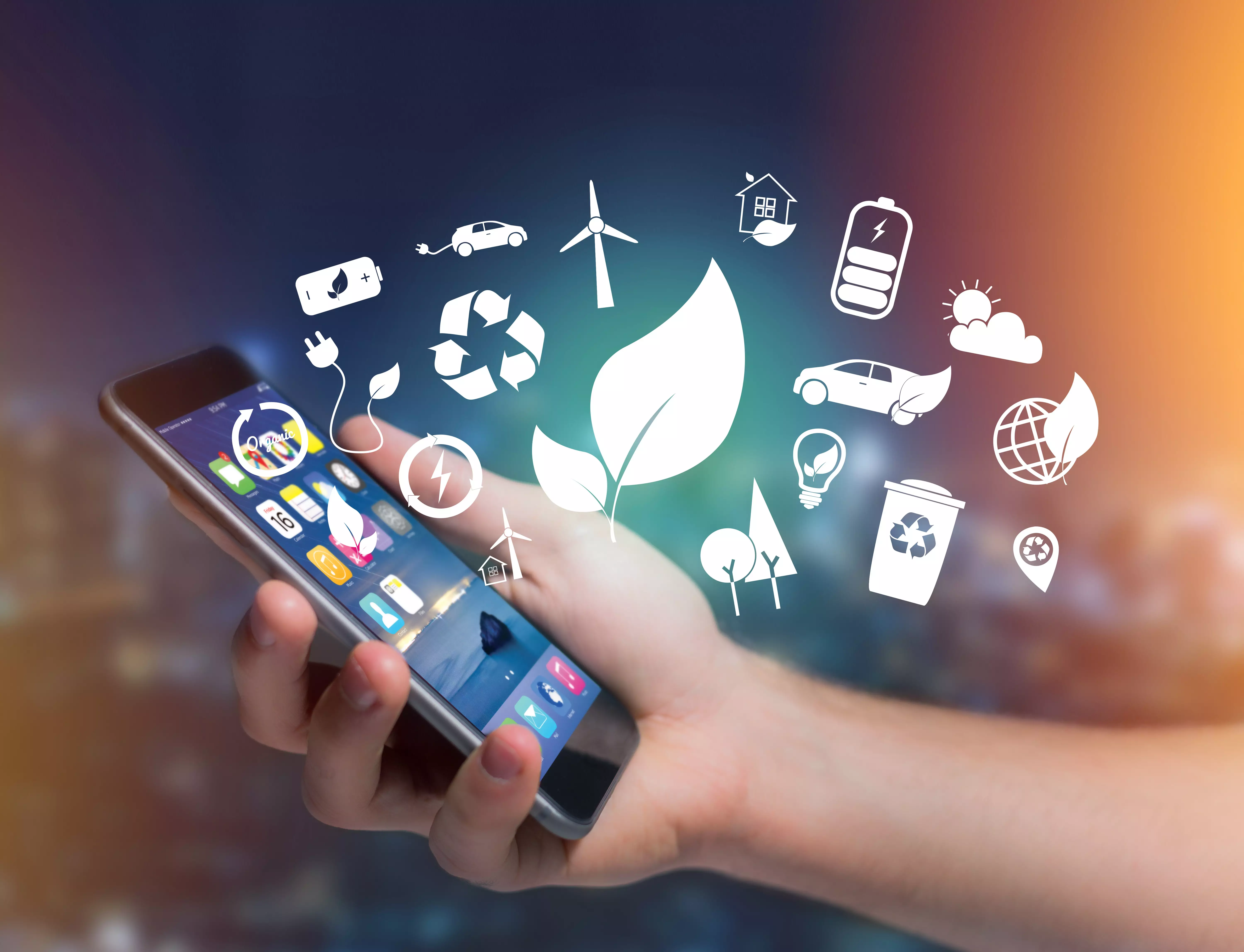 Une main tenant un smartphone avec plein de symboles qui s'échappent de l'écrans