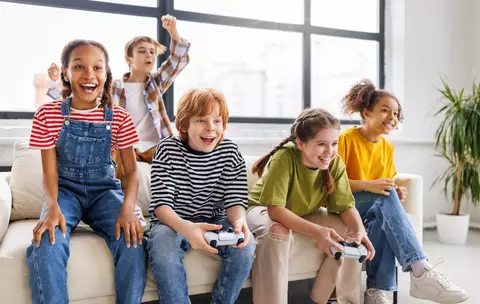 Un groupe d'enfant en train de jouer aux jeux vidéo
