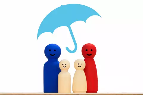 Une famille sous un parapluie (symbolisant la protection)