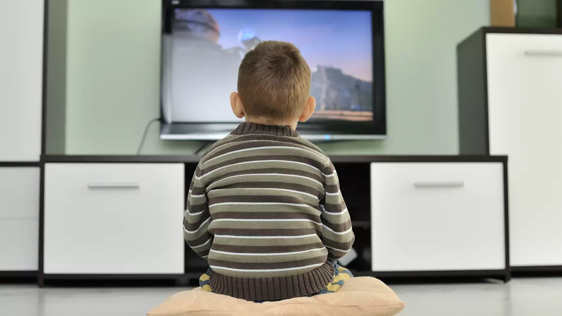 Un tout-petit seul devant une télévision