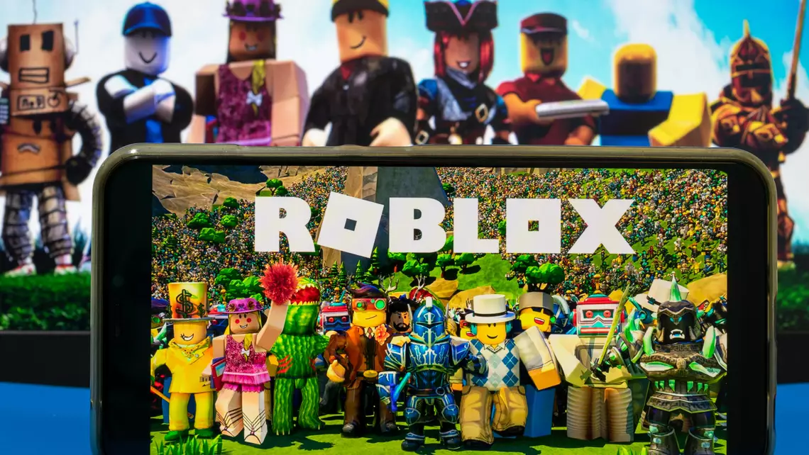 Personnages de Roblox derrière un écrans avec le titre du jeu dessus