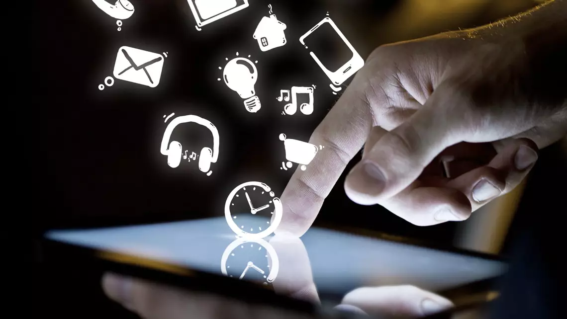 Tablette avec plein d'éléments qui en ressortent.