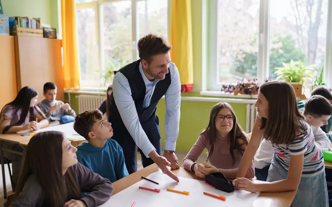 Un professeur et un élève dans un atelier.