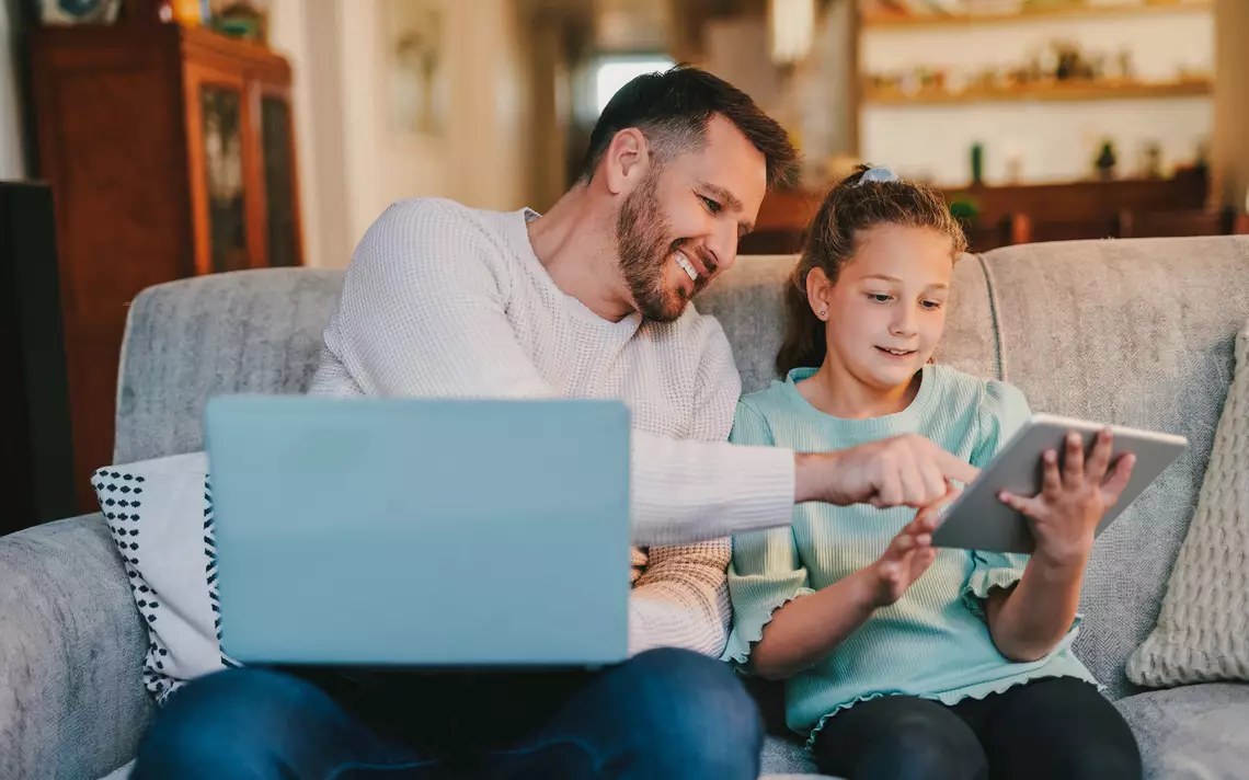 Un parent parle avec sa fille.