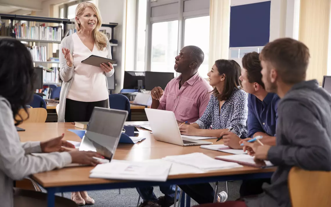 Un professionnel parle avec d’autres.