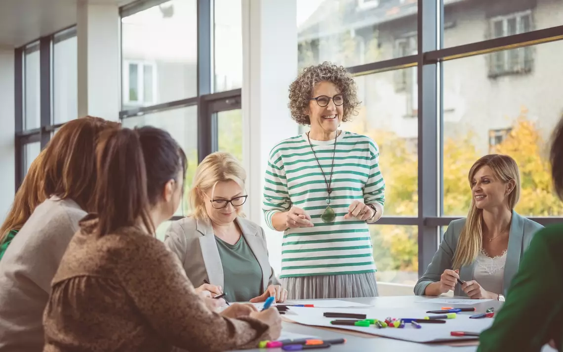 Un professionnel discute avec d’autres.