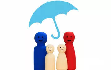 Famille protégée par un parapluie