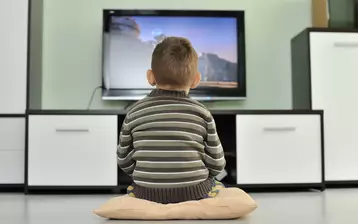 Petit enfant devant un écran