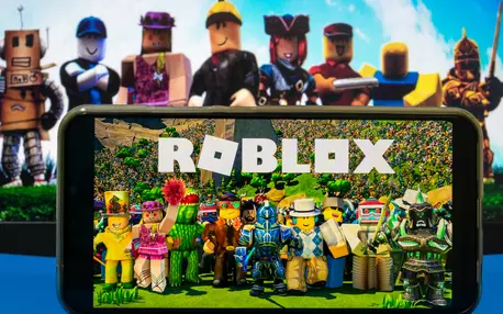 Personnages de Roblox derrière un écrans avec le titre du jeu dessus
