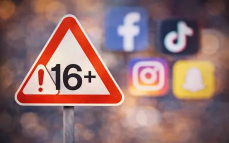 Un panneau attention +16 ans avec derrière les logos de Facebook, TikTok, Snapchat et Instagram