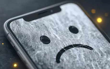 Un écrans de smartphone avec un smiley pas content