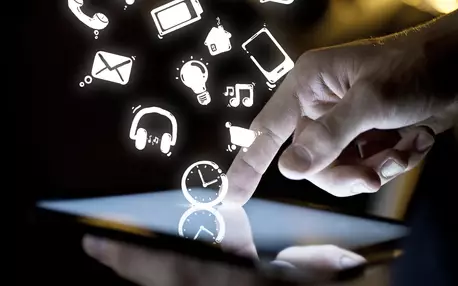 Tablette avec plein d'éléments qui en ressortent.